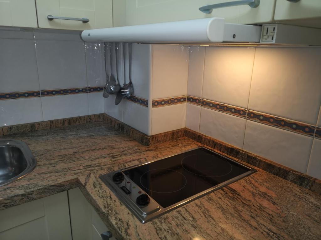 Kuchnia lub aneks kuchenny w obiekcie APARTAMENTO 1ª LINEA PLAYA GARAJE PISCINAS TERRAZA