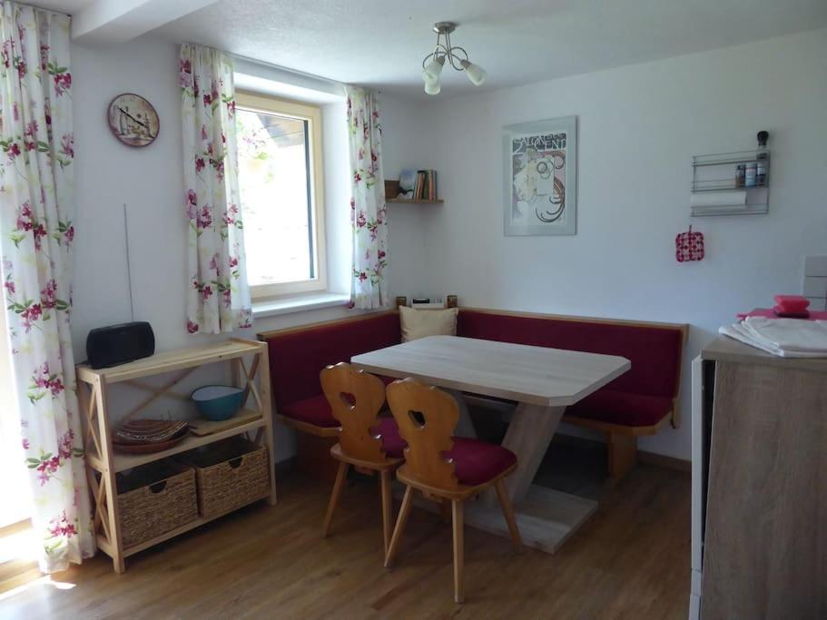 een keuken met een tafel en stoelen in een kamer bij Haus Resi in Längenfeld