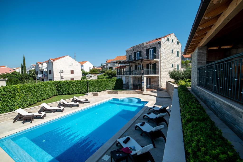 Bazén v ubytovaní Apartments Sutalo alebo v jeho blízkosti