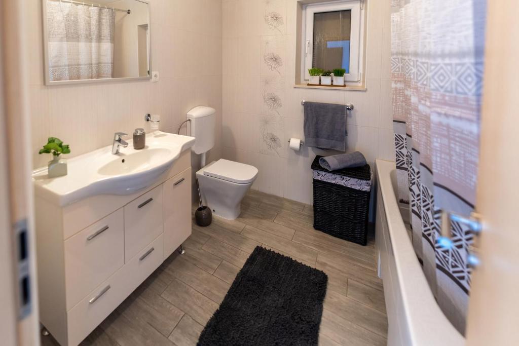 Kúpeľňa v ubytovaní Apartments Sutalo