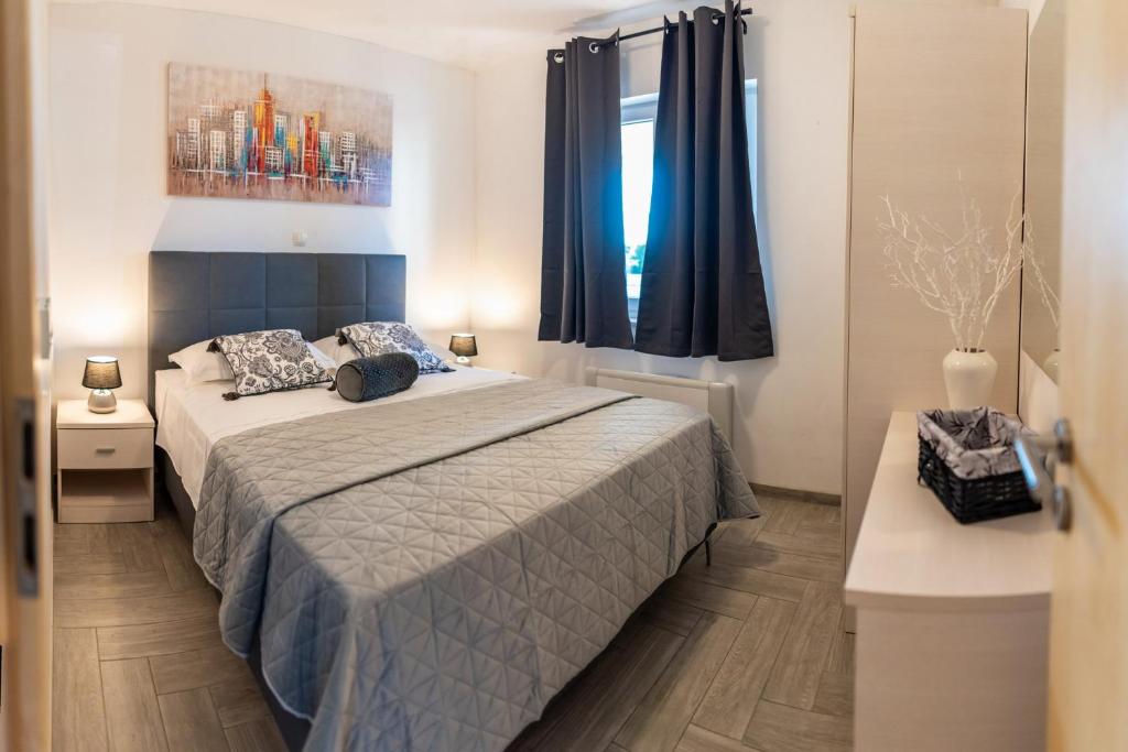 Posteľ alebo postele v izbe v ubytovaní Apartments Sutalo