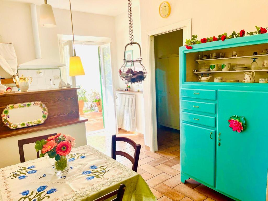 eine Küche mit einem blauen Schrank und einem Tisch in der Unterkunft The Garden House in Florenz