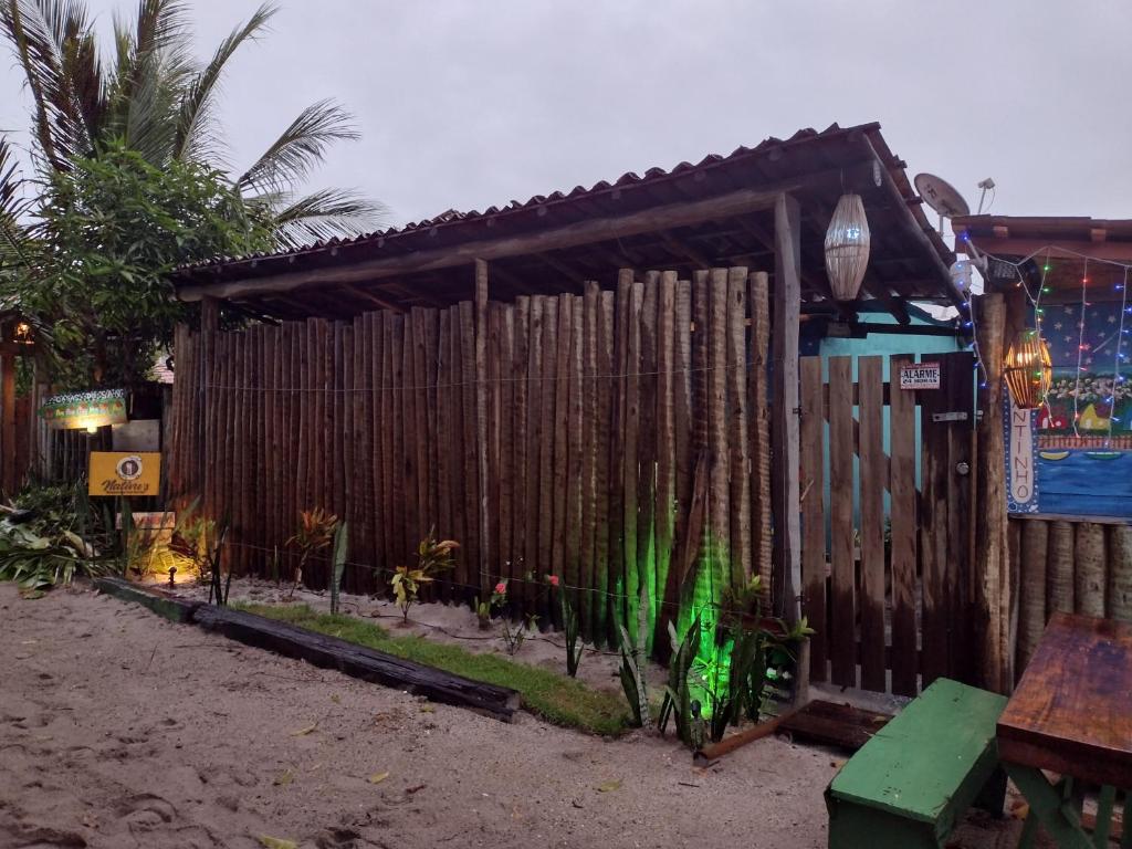 a wooden fence in front of a building at Pousada Hospedaria Nativus Caraiva in Caraíva