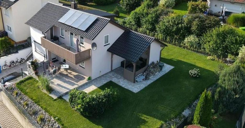 una vista aérea de una casa con patio en Casa de Luisa en Viechtach