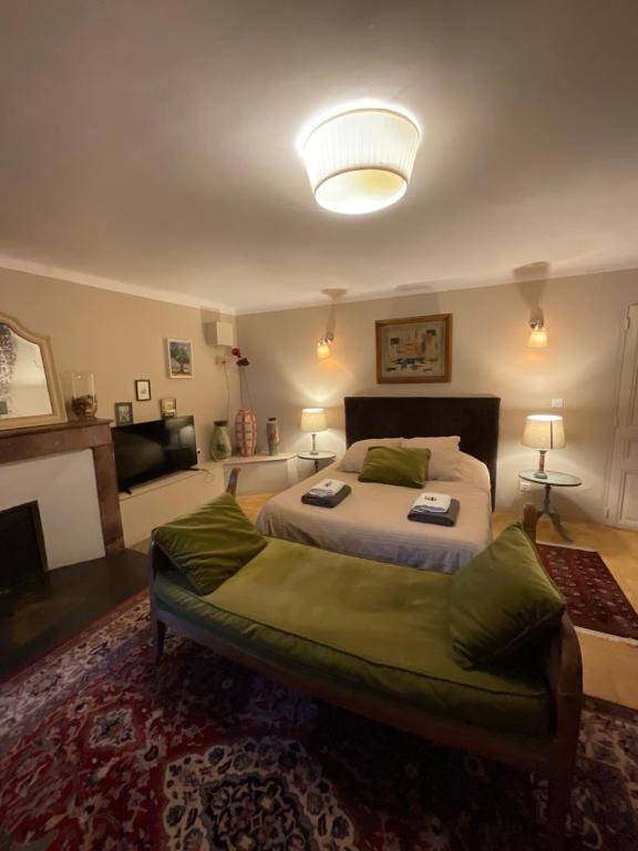 Uma cama ou camas num quarto em Domaine d'Angouire