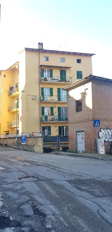 pusta ulica przed budynkiem apartamentowym w obiekcie A dieci minuti dal centro - accogliente spazioso w mieście Perugia
