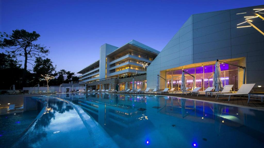Bazén v ubytování Hotel Bellevue nebo v jeho okolí