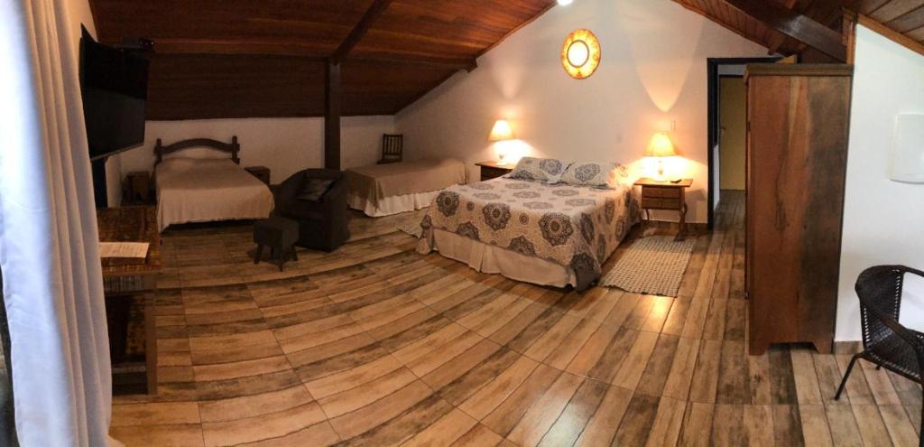 Postel nebo postele na pokoji v ubytování Tiradentes Pousada Ramalhete