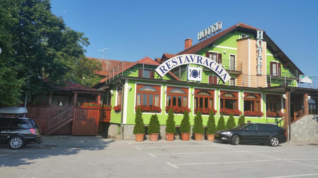 un edificio con un coche aparcado delante de él en Hotel Roškar en Ptuj