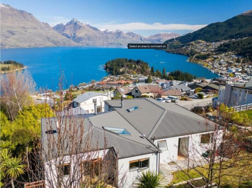 une maison avec vue sur une étendue d'eau dans l'établissement Lakeview Oasis, à Queenstown