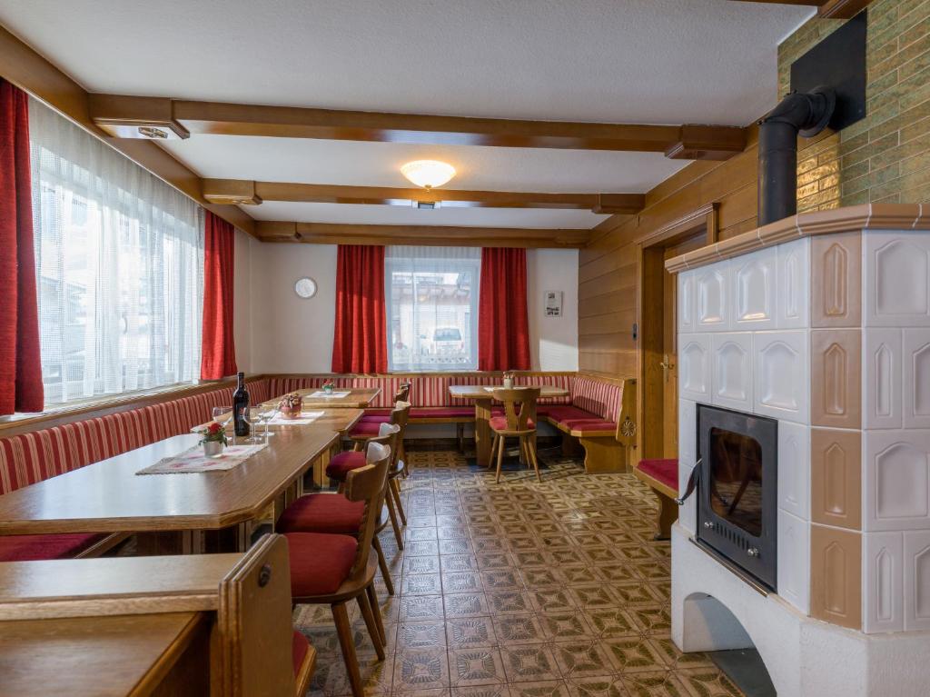 Un restaurante con mesas y sillas y una chimenea. en Alte Schmiede Talbach, en Laimach