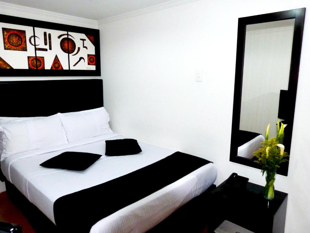 Postel nebo postele na pokoji v ubytování Hotel Radel Bogotá