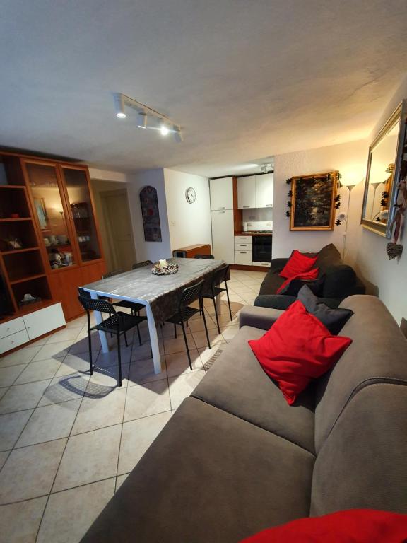 un salon avec un canapé et une table dans l'établissement Apartment Le Logge, à Sestrières