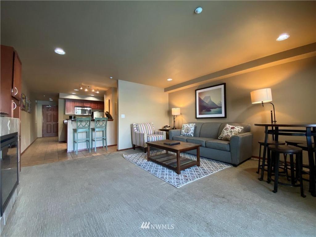 Posezení v ubytování Grandview Lake Chelan- Waterfront View, Pool, Hot tub, Golf, 1 Min To Downtown