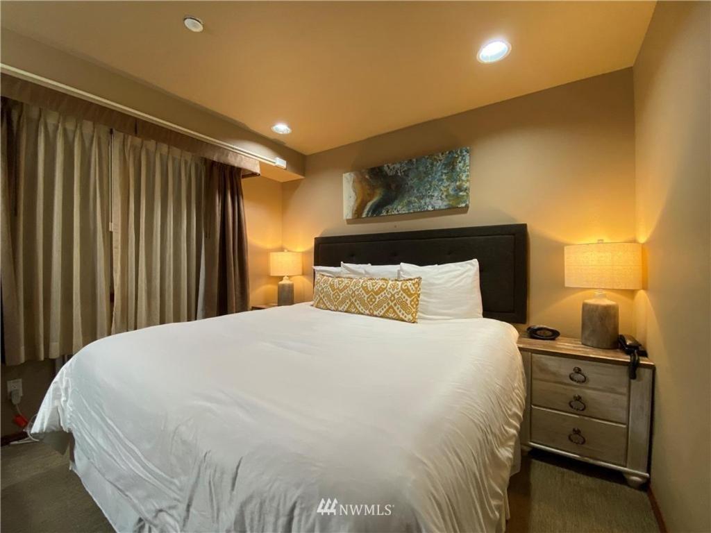 Postel nebo postele na pokoji v ubytování Grandview Lake Chelan- Waterfront View, Pool, Hot tub, Golf, 1 Min To Downtown