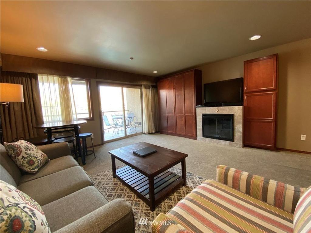 Posezení v ubytování Grandview Lake Chelan- Waterfront View, Pool, Hot tub, Golf, 1 Min To Downtown