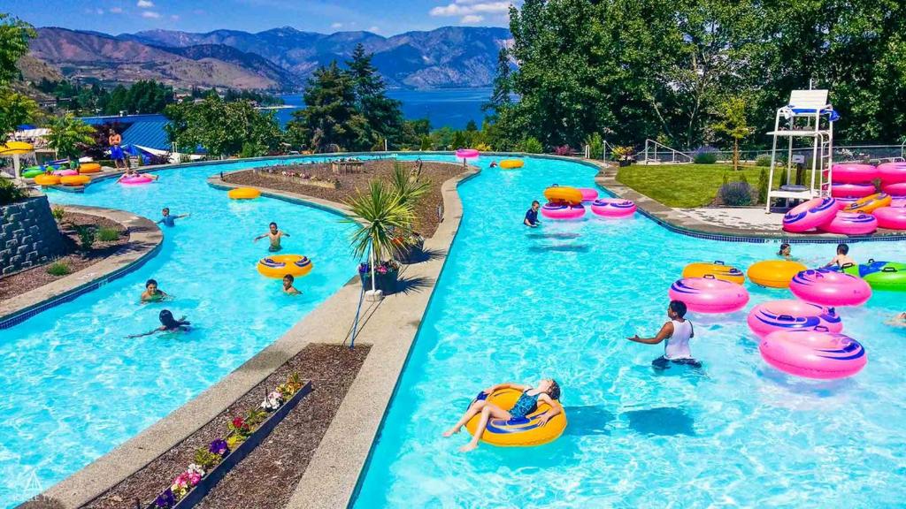 Bazén v ubytování Grandview Lake Chelan- Waterfront View, Pool, Hot tub, Golf, 1 Min To Downtown nebo v jeho okolí