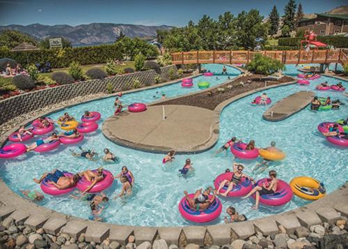 Bazén v ubytování Grandview Lake Chelan- Waterfront View, Pool, Hot tub, Golf, 1 Min To Downtown nebo v jeho okolí