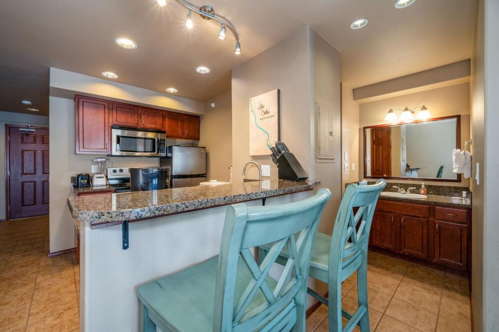 Kuchyň nebo kuchyňský kout v ubytování Grandview Lake Chelan- Waterfront View, Pool, Hot tub, Golf, 1 Min To Downtown