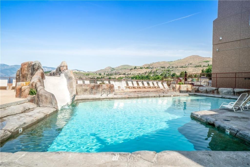Bazén v ubytování Grandview Lake Chelan- Waterfront View, Pool, Hot tub, Golf, 1 Min To Downtown nebo v jeho okolí