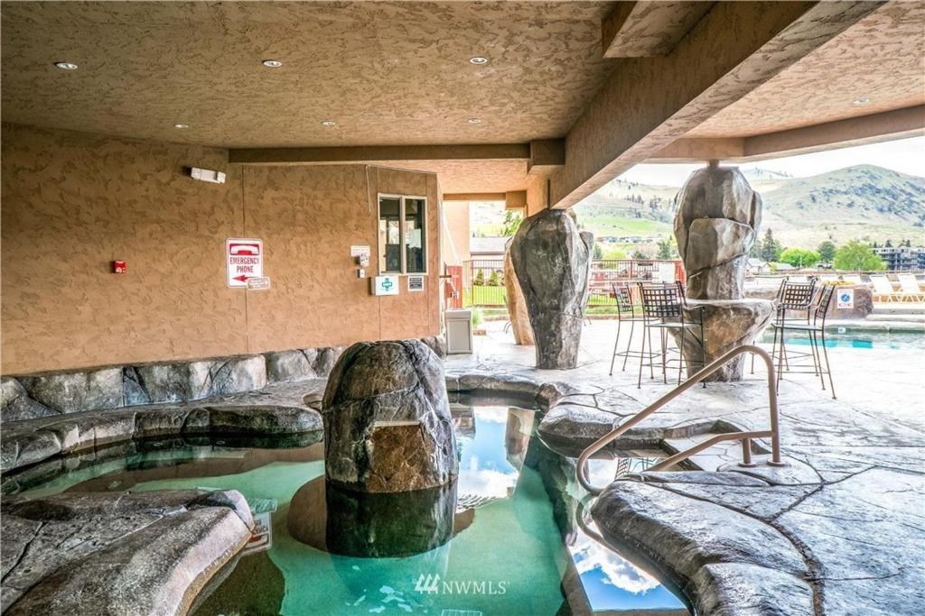 Bazén v ubytování Grandview Lake Chelan- Waterfront View, Pool, Hot tub, Golf, 1 Min To Downtown nebo v jeho okolí