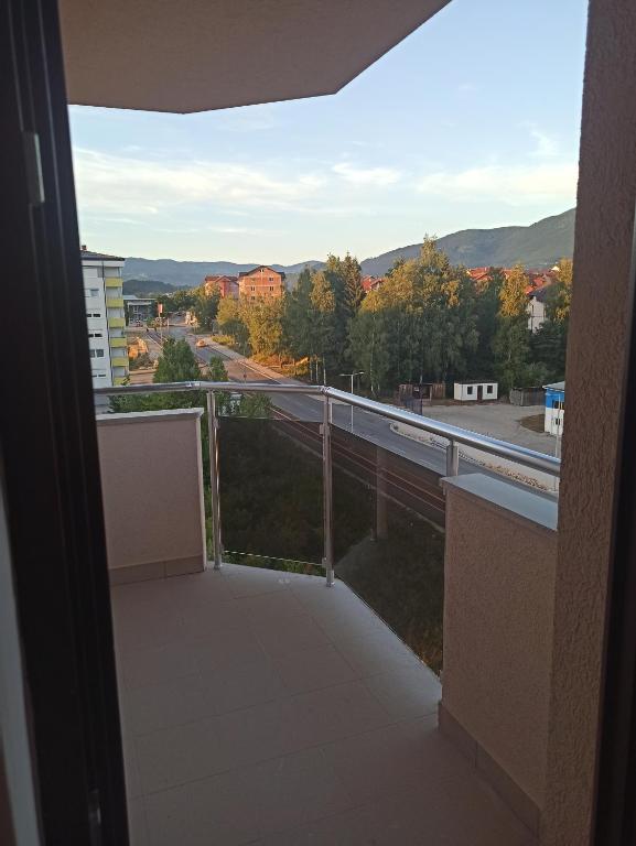 balcón con vistas a la carretera en Apartman Casa Lukavica Istočno Sarajevo, en Lukavica
