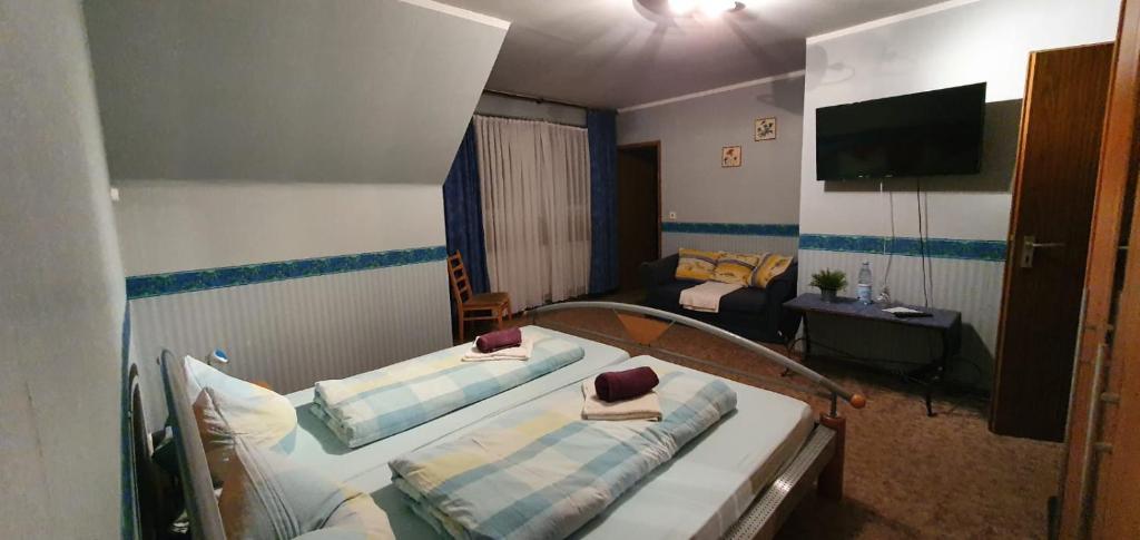 Postel nebo postele na pokoji v ubytování Gasthof Müller