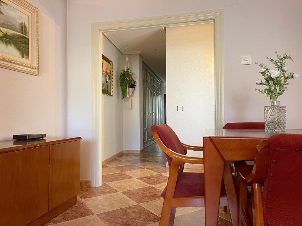 Un comedor con mesa y sillas en CÓMODO alojamiento en Alba de Tormes, en Alba de Tormes