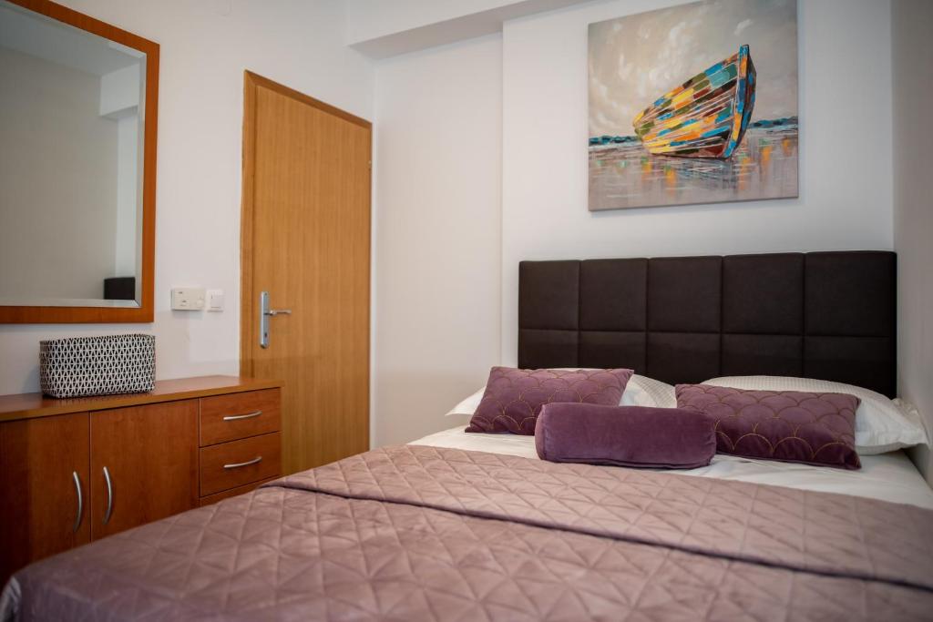Posteľ alebo postele v izbe v ubytovaní Apartments Sutalo 2