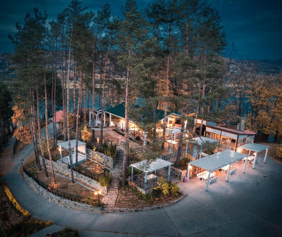 eine Luftansicht eines Hauses im Wald nachts in der Unterkunft Семеен хотел и ресторант Райски залив in Golyama Zhelyazna