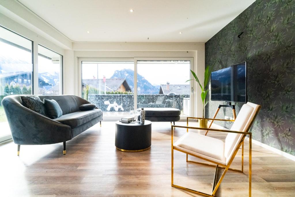 uma sala de estar com um sofá e uma televisão em Ferienwohnung Oba‘doba Falke em Pfronten