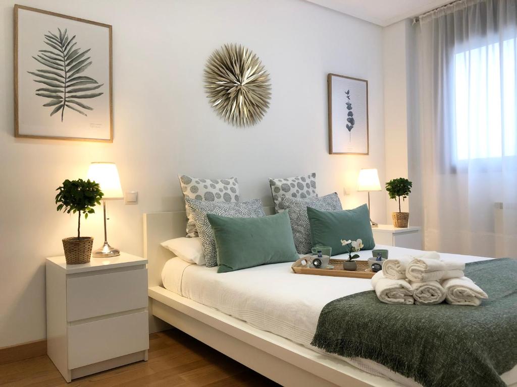 - une chambre avec un lit bleu et blanc dans l'établissement Apto1 Céntrico Frentebahía Garaje Incluido, à Castro Urdiales