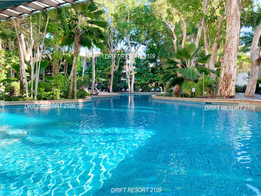 المسبح في Relax in Palm Cove, Private Apartment Rentals أو بالجوار
