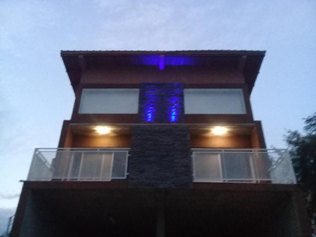 un edificio alto con una luz azul. en Dúplex La Delfina 2 en Villa Carlos Paz