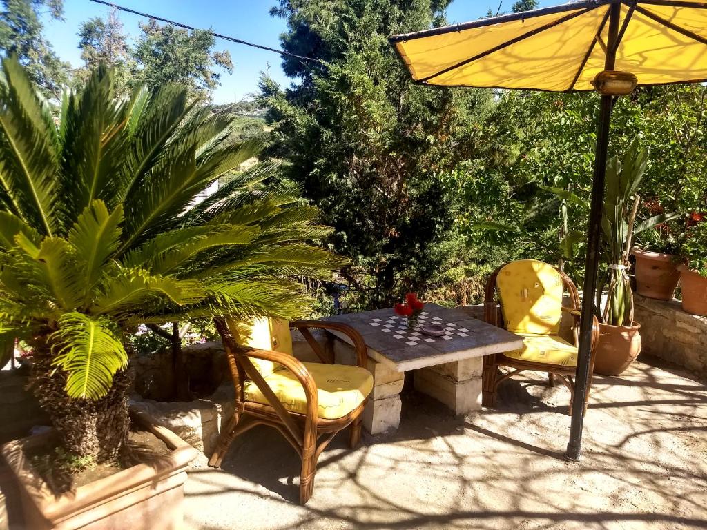 Ogród w obiekcie Modern 1-bedroom with BBQ & Roof Garden near Beach