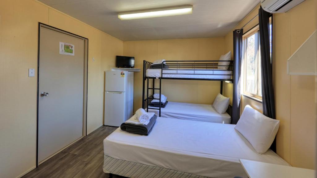Postel nebo postele na pokoji v ubytování Emerald Tourist Park