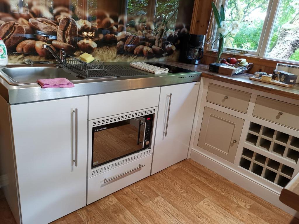 Kuchyň nebo kuchyňský kout v ubytování Treeside woodhouse
