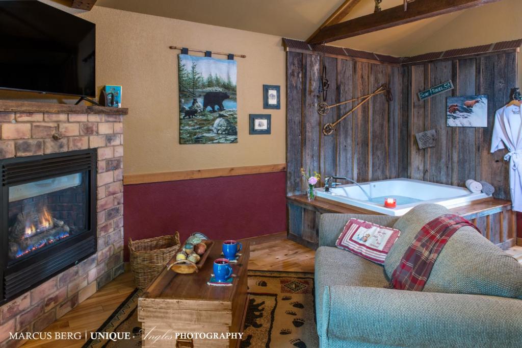 TV a/nebo společenská místnost v ubytování Eureka Sunset Cabins