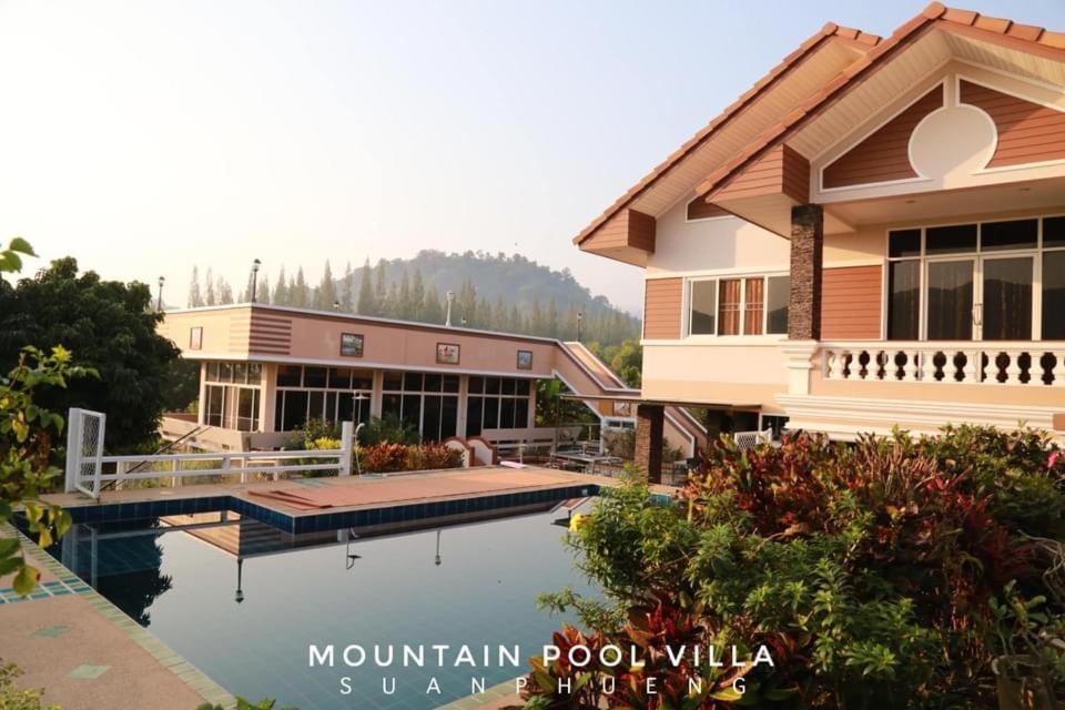 une maison avec une piscine en face d'une maison dans l'établissement Mountain Pool Villa Suan Pheung, à Suan Phueng