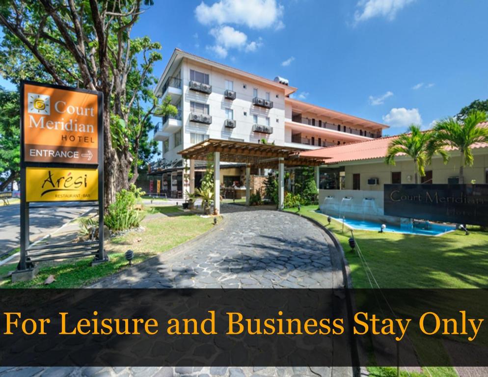 un cartel para un hotel solo para estancias de ocio y negocios en Court Meridian Hotel & Suites, en Olóngapo