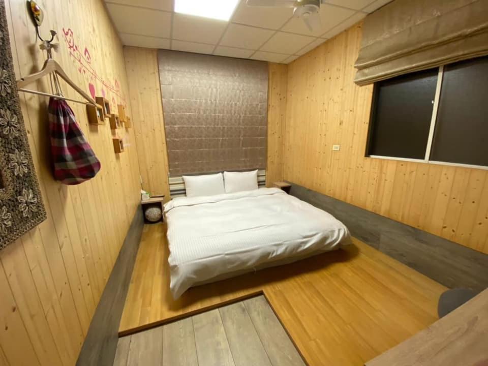 Postel nebo postele na pokoji v ubytování 山旅民宿