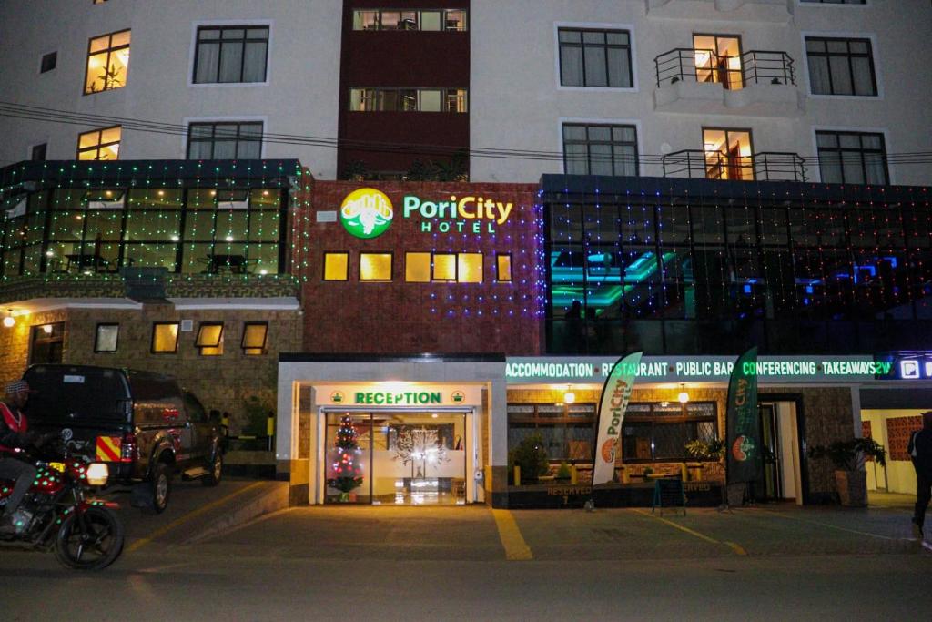 un negozio di fronte a un edificio di notte di Pori City Hotel a Nairobi