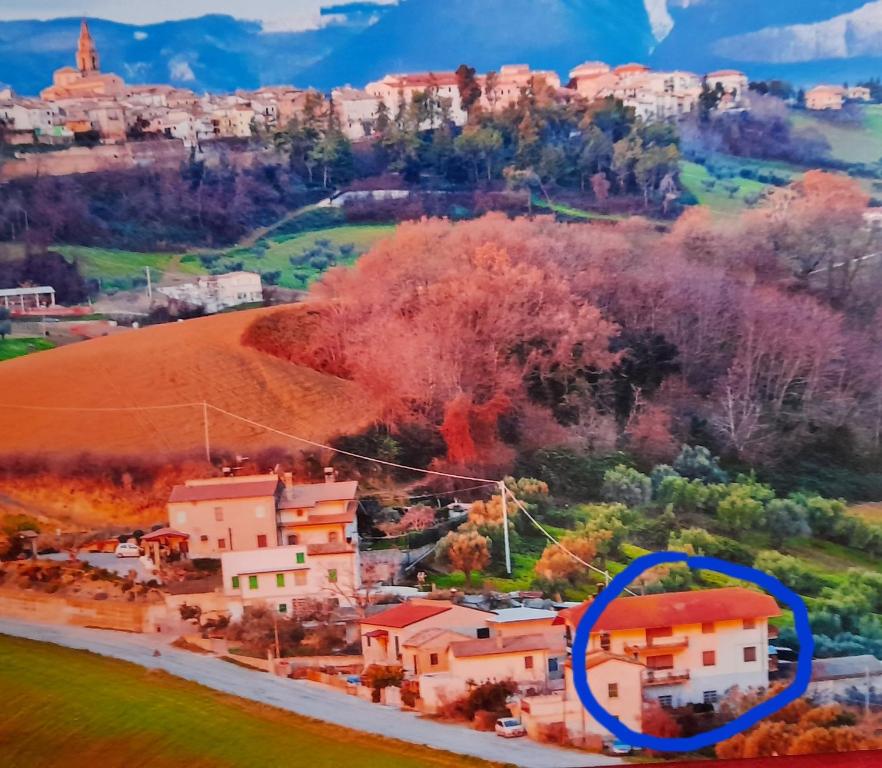 una casa con un círculo azul alrededor en una colina en Casa vacanza in colline abruzzesi en Bellante
