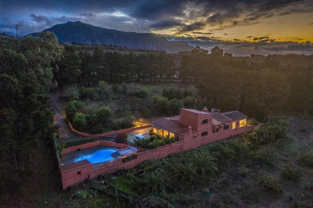 an aerial view of a house with a swimming pool at Villa Rural EL Poleo D&R con Piscina Climatizada Privada y Solárium in Pico de Viento
