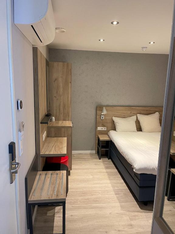 Een bed of bedden in een kamer bij Joy Hotel