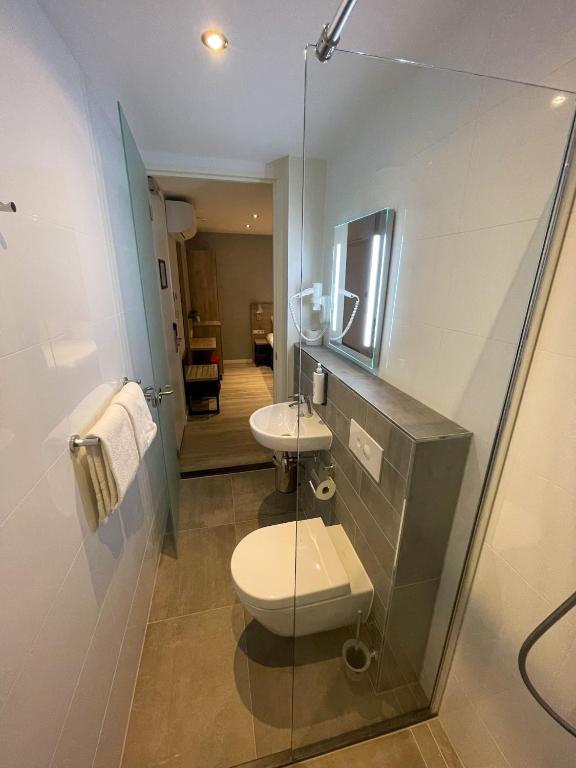 Een badkamer bij Joy Hotel