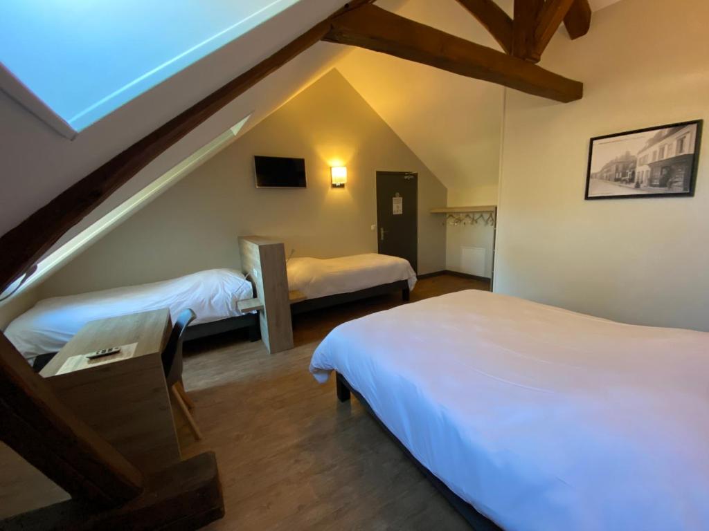 Кровать или кровати в номере LOGIS - Hôtel Saint Nicolas