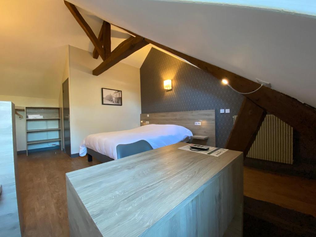 Postel nebo postele na pokoji v ubytování LOGIS - Hôtel & Restaurant Saint Nicolas