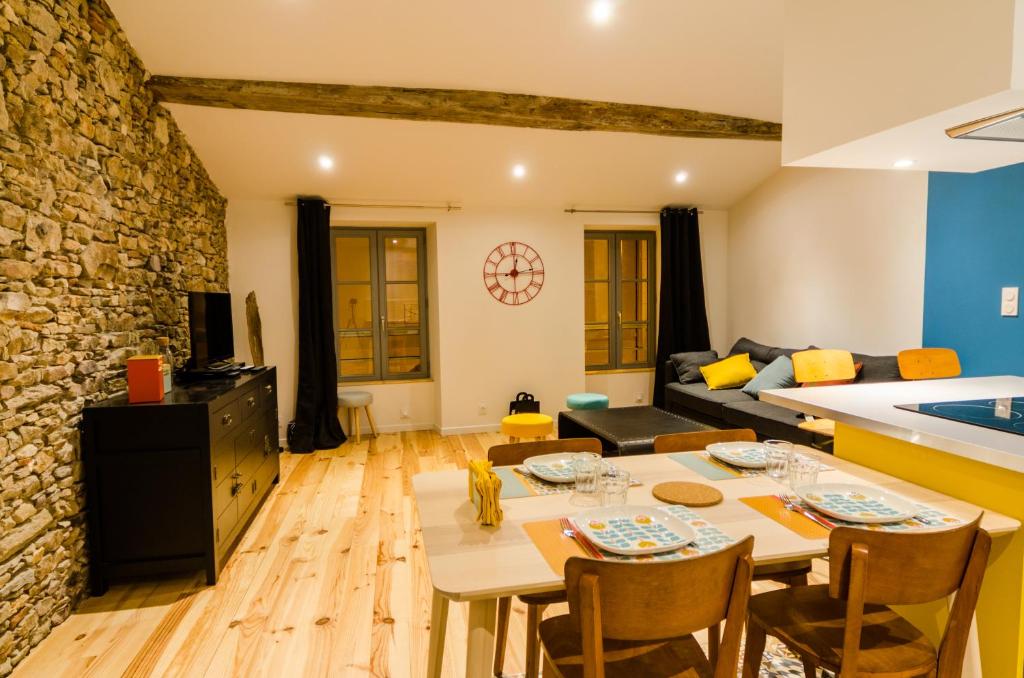 cocina y sala de estar con mesa y sillas en Gîte Ohlavache! en Champtoceaux