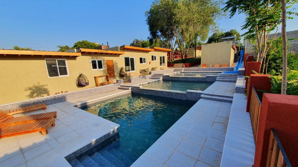 una piscina al centro di una casa di Los 4 elementos a La Falda